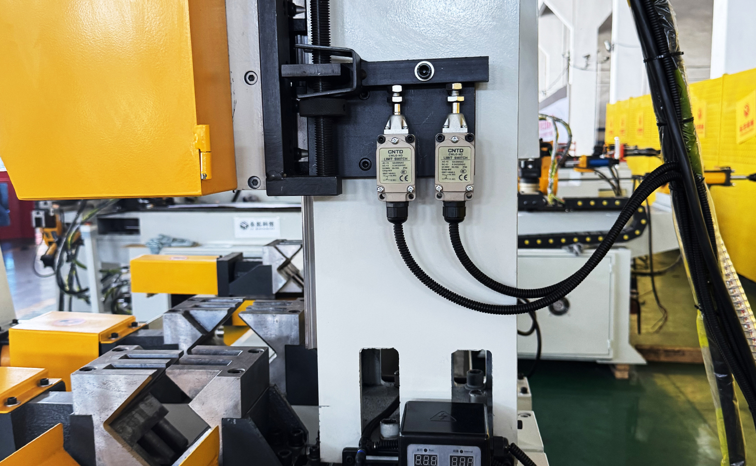 Máy cắt ống cấp liệu servo hoàn toàn tự động dòng CNC Máy cắt ống cấp liệu servo hoàn toàn tự động dòng CNC