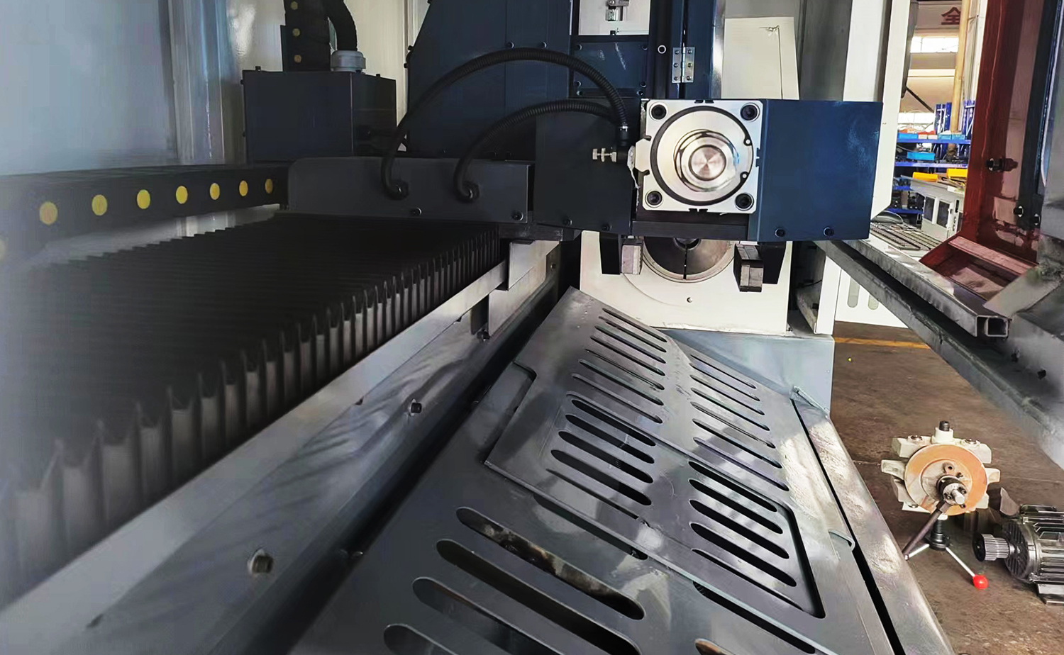 Máy cắt ống Laser 3D MCJG120 Máy cắt ống Laser 3D MCJG120